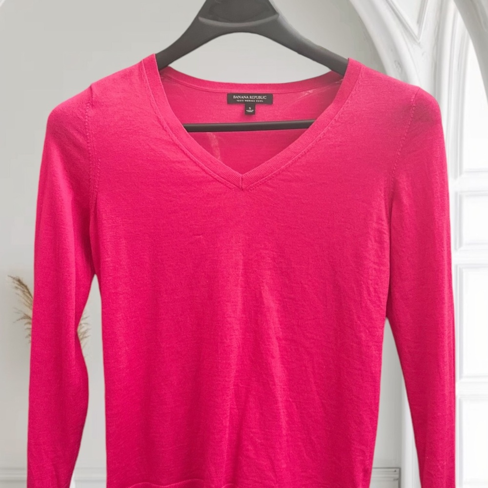 Fushia Banana Repubkic Vneck seater Sz S 100% merino wools $198MSRP